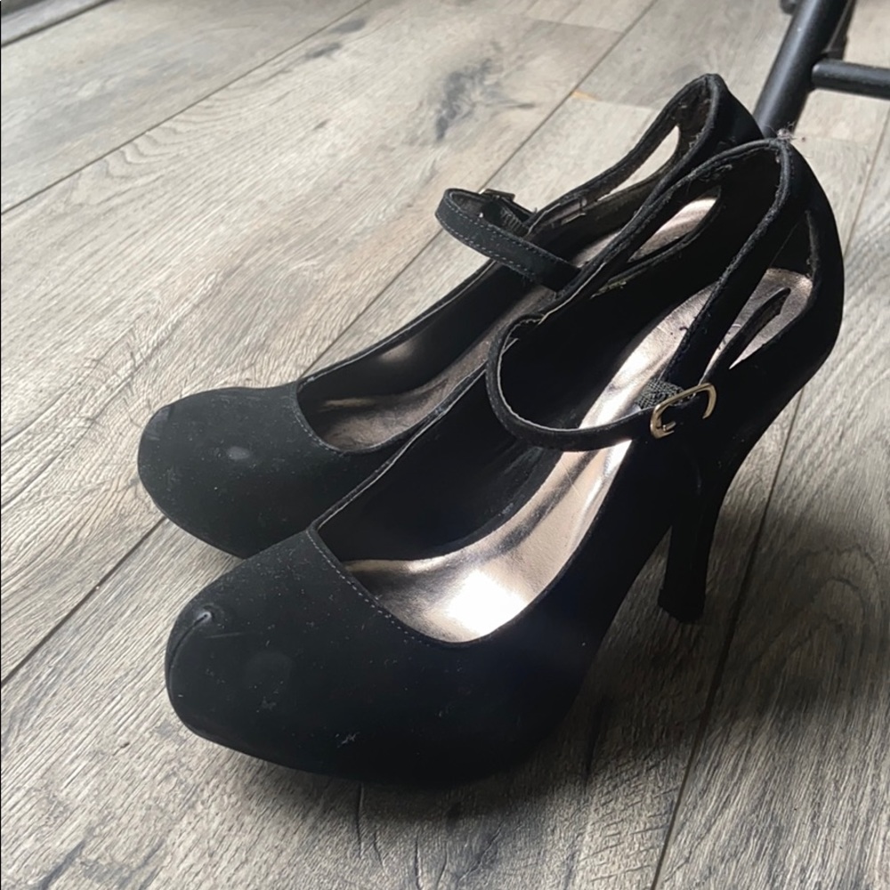 Black Pumps